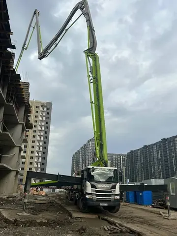 Автобетононасос на стройплощадке в Краснодаре